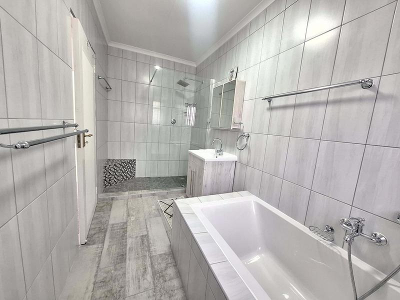 5 Bedroom Property for Sale in Reebok Western Cape